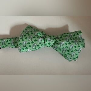 Vineyard Vines St. Patty’s Green Bow Tie with Beer Mug and Shamrock Pattern NWT